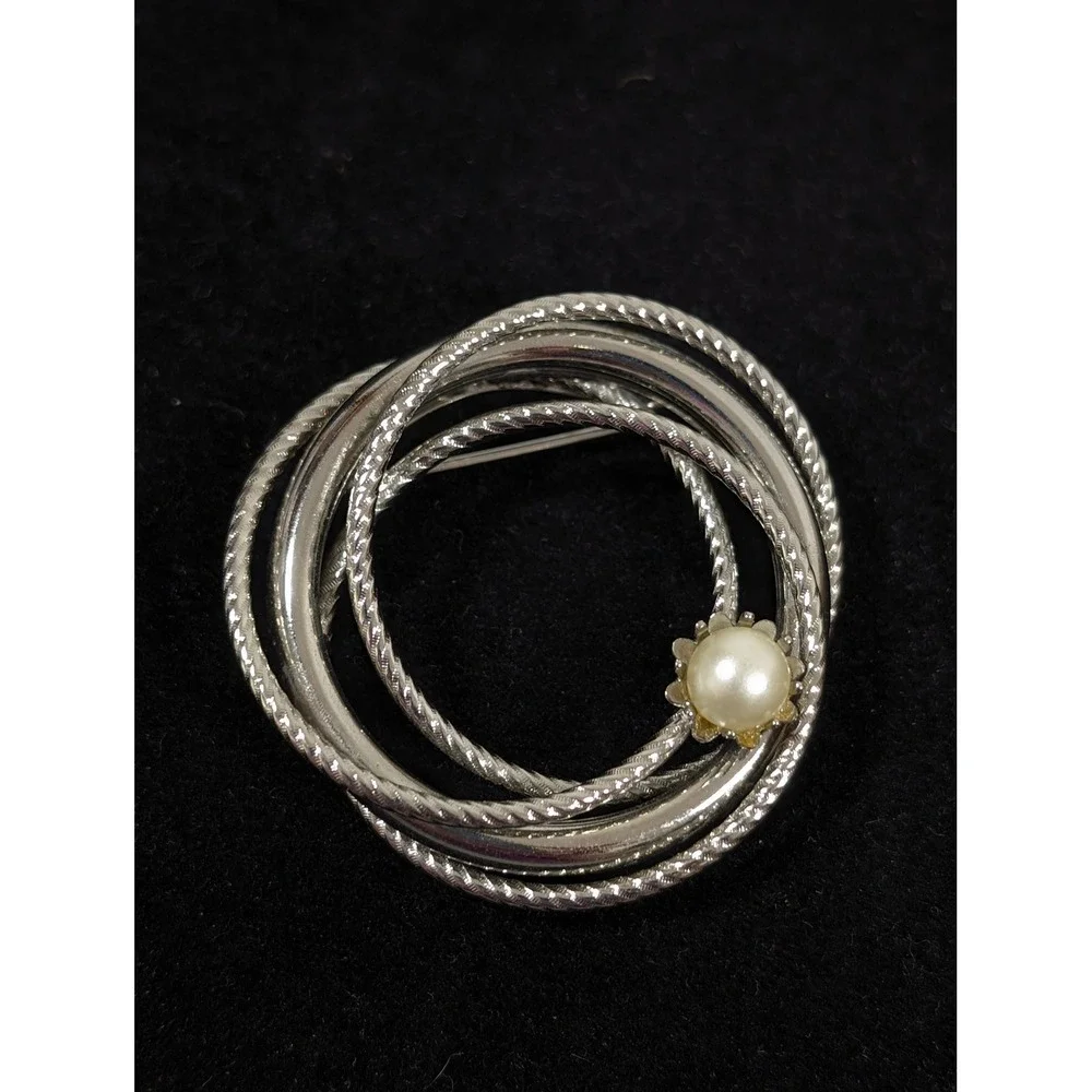 Vintage Silver Tone Interlocking Circle Brooch Textured Faux‎ Pearl Pin